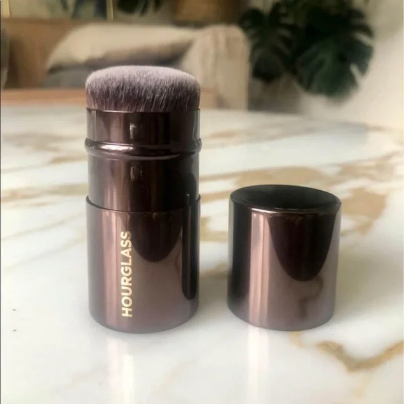 Brand new Hourglass retractable kabuki brush - Picture 1 of 4